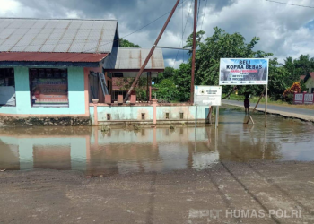 Respons Sigap Polres Halmahera Utara dalam Berikan Bantuan Banjir ke Masyarakat Terdampak di Kao Barat