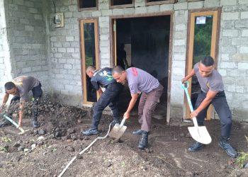 Direktorat Samapta Polda Malut Turun Tangan Bersihkan Rumah Warga Terdampak Banjir
