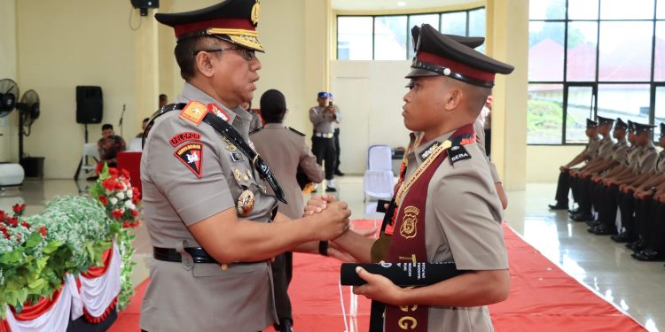 Wakapolda Malut Pimpin Pembekalan dan Penyerahan Ijazah kepada Siswa Diktukba Polri