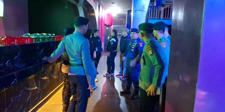 Razia Tempat Hiburan Malam dan Warung, Tim Ops Pekat II Polda Malut Amankan Puluhan Botol Dan Kaleng Minuman Keras
