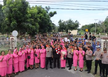 Kapolres Pimpin Tradisi Pedang Pora Pelepasan Purna Bakti Personil Polres Halmahera Utara