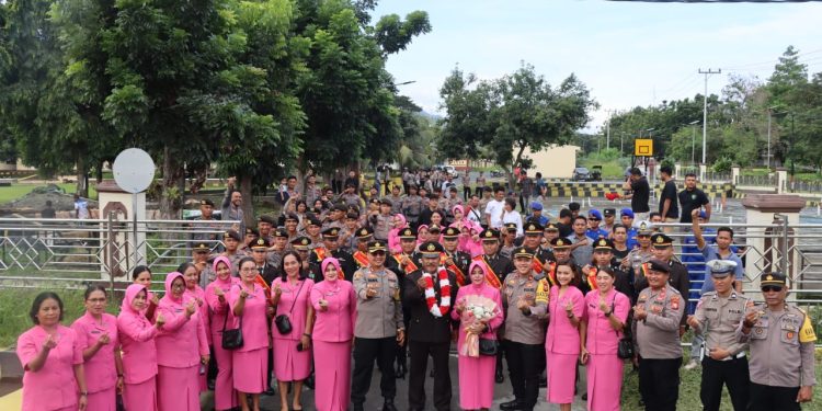 Kapolres Pimpin Tradisi Pedang Pora Pelepasan Purna Bakti Personil Polres Halmahera Utara