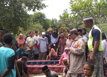 Wujud Kepedulian: Bripka Syafruddin Ikuti Pemakaman Warga Binaannya