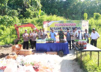 Jaga Kamtibmas menjelang Nataru Polres Halteng Gelar Pemusnahan Barang Bukti ribuan Botol Miras.