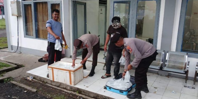 KP3 Pelabuhan Fery Sidangoli Amankan 160 Kantong Miras Jenis Captikus