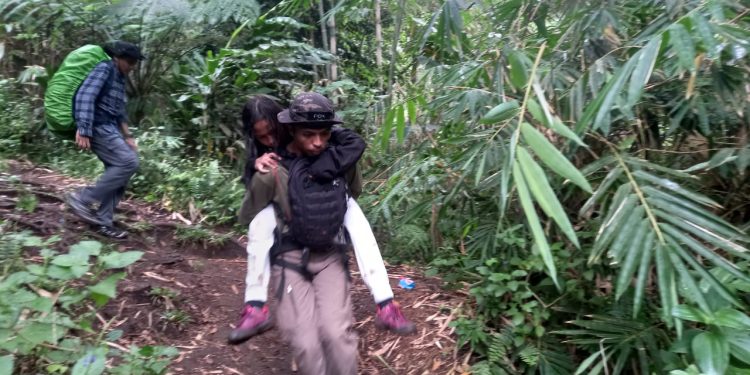 Polisi Evakuasi Pendaki yang Alami Kelelahan Saat Pendakian di Gunung Gamalama