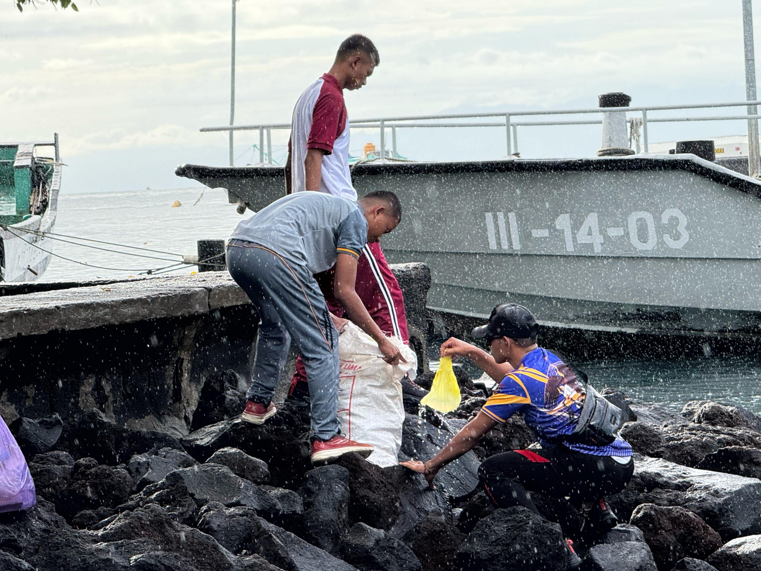 Peduli Lingkungan, Polisi Gotong Royong Bersihkan Sampah di Pelabuhan Perikanan Nusantara Bastiong