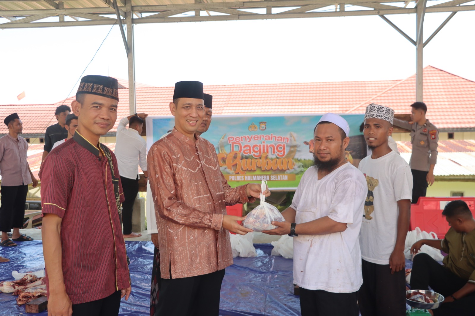 Semangat Berkurban, Polres Halsel Bagikan 420 Kg Daging Kurban Untuk Masyarakat Halsel