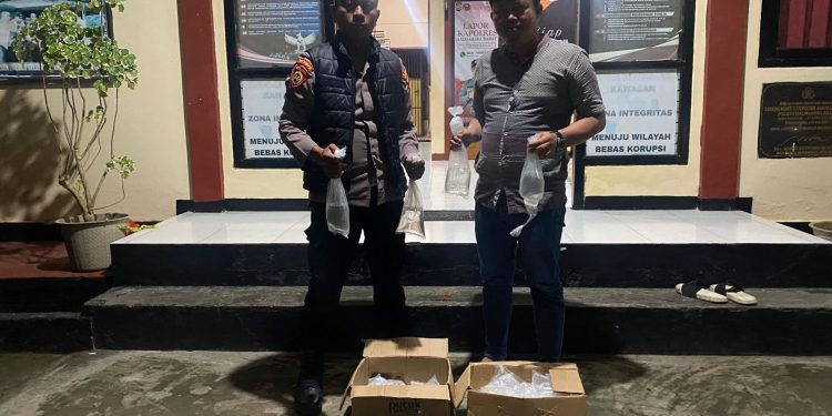 “Polsek Jailolo Selatan Amankan 50 Kantong Miras Cap Tikus di Pelabuhan Sidangoli”
