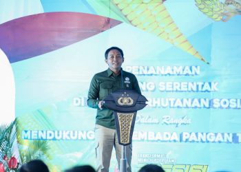 Menhut Serahkan SK Perhutanan Sosial Kepada Kelompok Tani