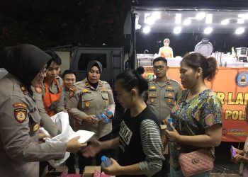 Polisi Bagikan Makanan ke Ratusan Korban Terdampak Banjir di Jakarta