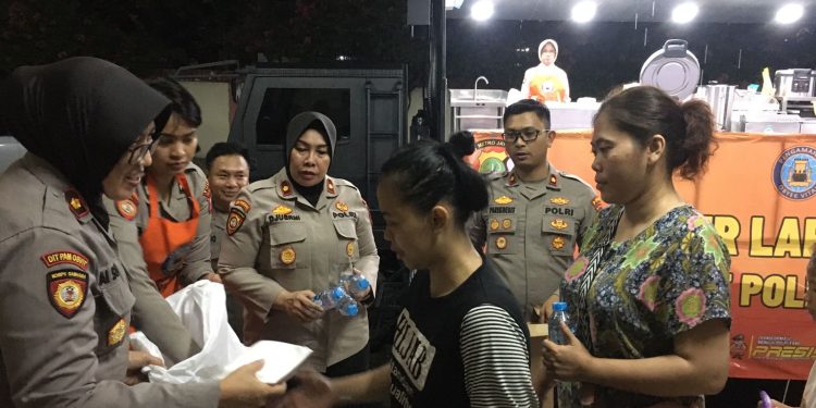 Polisi Bagikan Makanan ke Ratusan Korban Terdampak Banjir di Jakarta