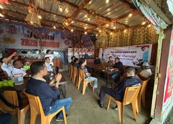 “Satlantas Polres Halbar Sosialisasikan Keselamatan Berlalu Lintas Lewat Ngopi Bareng Sopir Angkutan”