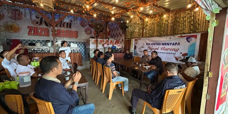 “Satlantas Polres Halbar Sosialisasikan Keselamatan Berlalu Lintas Lewat Ngopi Bareng Sopir Angkutan”