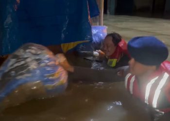 Ibu Hamil Hendak Melahirkan Dievakuasi Polisi Dengan Pelampung dan Ban