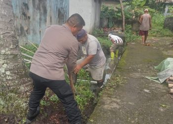 Bhabinkamtibmas Desa Tabadamai Ajak Warga Kerja Bakti Bersihkan Selokan Cegah Banjir