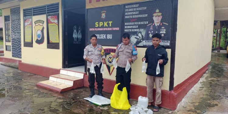 Polsek Ibu Amankan Puluhan Liter Miras dalam Kegiatan Rutin yang Ditingkatkan (KRYD)