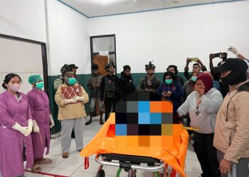 Respons Cepat Satgas Ops Damai Cartenz Bersama TNI Evakuasi Jenazah Tukang Ojek Korban Pembacokan OTK di Puncak Jaya