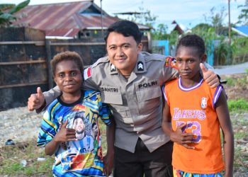 Satgas Ops Damai Cartenz Berbagi Keceriaan Bersama Anak-anak di Mimika