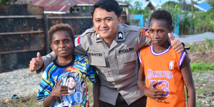 Satgas Ops Damai Cartenz Berbagi Keceriaan Bersama Anak-anak di Mimika