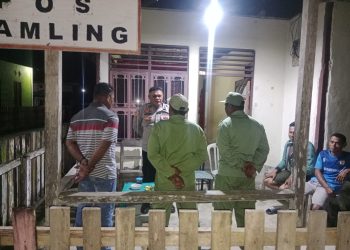 Bhabinkamtibmas Bersama Linmas Gelar Patroli Siskamling, Tegas Tindak Pemuda yang Konsumsi Miras