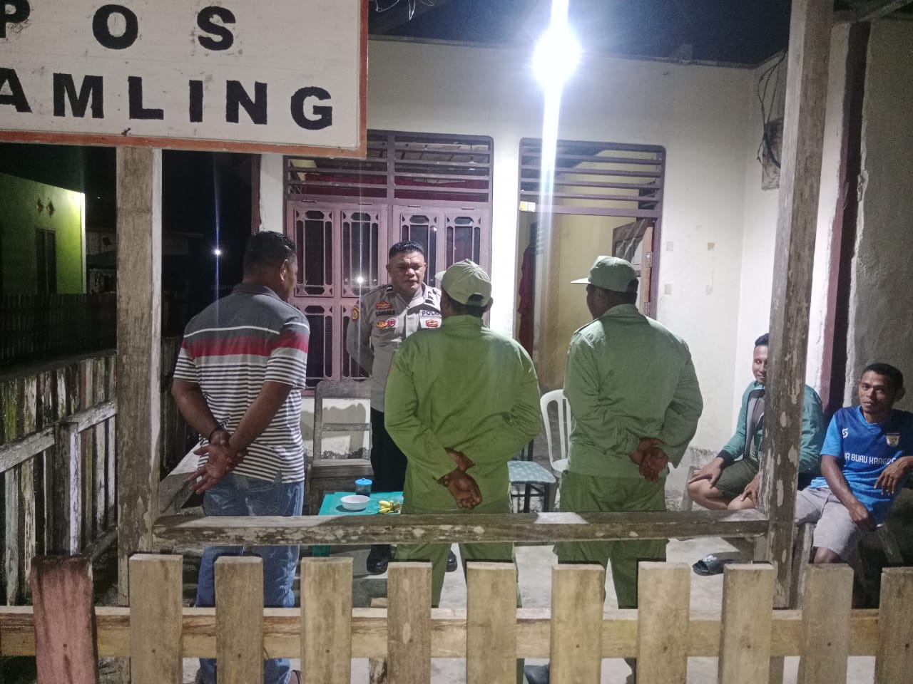 Bhabinkamtibmas Bersama Linmas Gelar Patroli Siskamling, Tegas Tindak Pemuda yang Konsumsi Miras