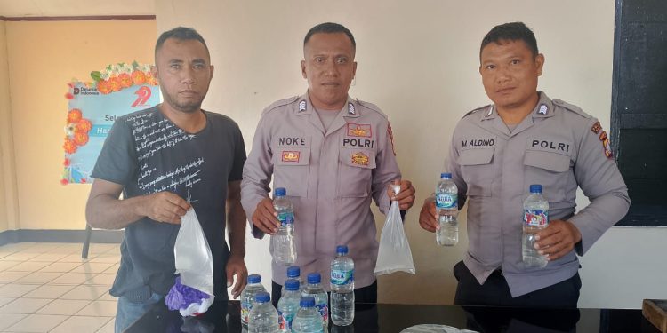 Polsek Jailolo Amankan 15 Botol Cap Tikus Tanpa Pemilik dalam Razia di Pelabuhan