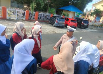Personel Sat Lantas Polresta Tidore Berikan Himbauan Tertib Lalu Lintas Kepada Pelajar