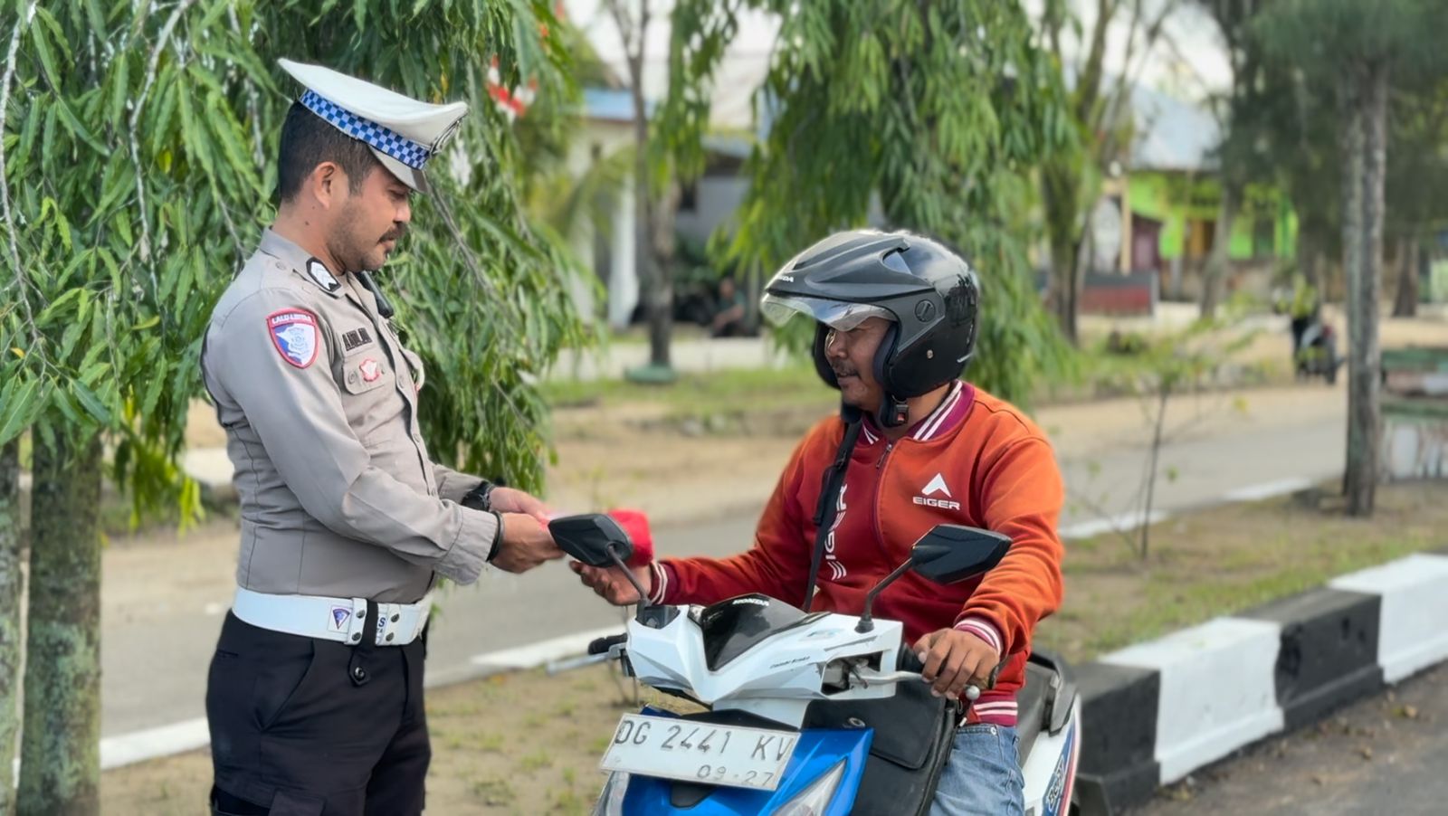SAT LANTAS POLRES HALTENG BAGIKAN BENDERA MERAH PUTIH KEPADA PENGENDARA DALAM RANGKA HUT RI KE-80
