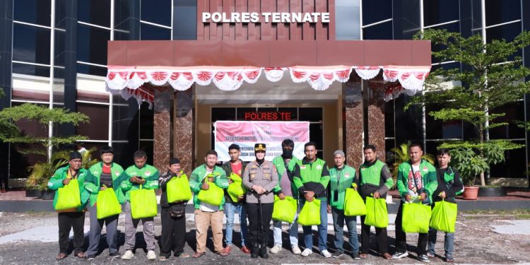 Wujud Kepedulian, Kapolres Ternate bagikan Puluhan Paket Bansos ke Driver Ojol
