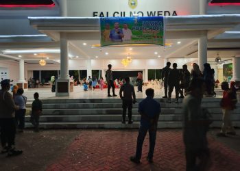 Personel Polsek Weda Amankan Giat Malam Kesenian HUT ke-35 Kabupaten Halteng di Pendopo Falcino Weda