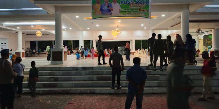 Personel Polsek Weda Amankan Giat Malam Kesenian HUT ke-35 Kabupaten Halteng di Pendopo Falcino Weda