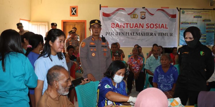 Peduli dan Berbagi, Polres Halmahera Timur Salurkan Bantuan Kemanusiaan untuk Warga Kurang Mampu