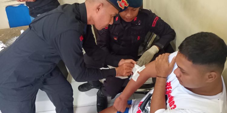 Personel Brimob Polda Malut Sigap Evakuasi Korban Kecelakaan di Tengah Hujan Deras