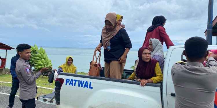 Jaga Sula – Sat Lantas Polres Kepulauan Sula Bantu Mobilisasi Warga Desa Bega Akibat Jalan Rusak Terdampak Banjir