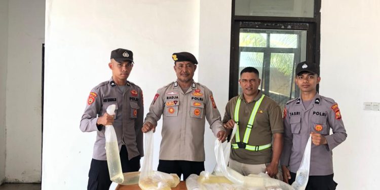POLRES HALTENG KEMBALI AMANKAN MIRAS TRADISIONAL JENIS CAP TIKUS DI ATAS KAPAL CANTIKA LESTARI 10C