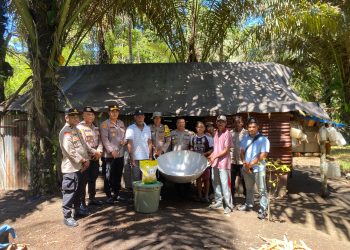 Peduli Sesama Polres Halmahera Timur Distribusikan Bantuan Kepada Petani Nira.