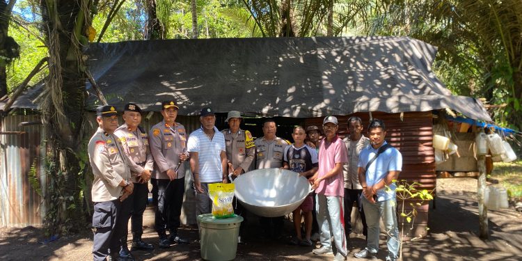 Peduli Sesama Polres Halmahera Timur Distribusikan Bantuan Kepada Petani Nira.