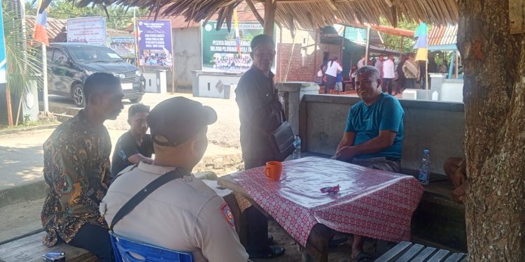 Bhabinkamtibmas Desa Gulapapo, Polres Halmahera Timur, melaksanakan kegiatan sambang dan silaturahmi
