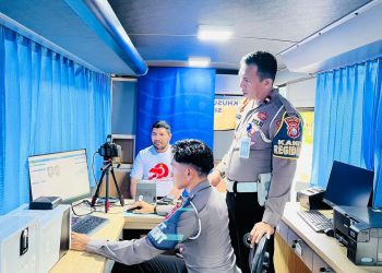 SATLANTAS POLRES HALTENG GELAR PELAYANAN SIM KELILING DI STAND PENDOPO FALCINO WEDA
