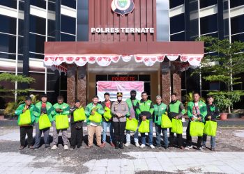 Polri Hadir untuk Masyarakat: Kapolres Ternate Bagi Bansos ke Driver Ojol dengan Penuh Keakraban