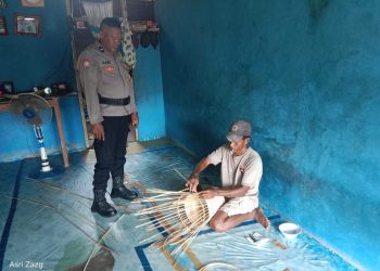 Sentuhan Humanis Polri: Bhabinkamtibmas Sambang Pengrajin Rotan di Desa Waigai