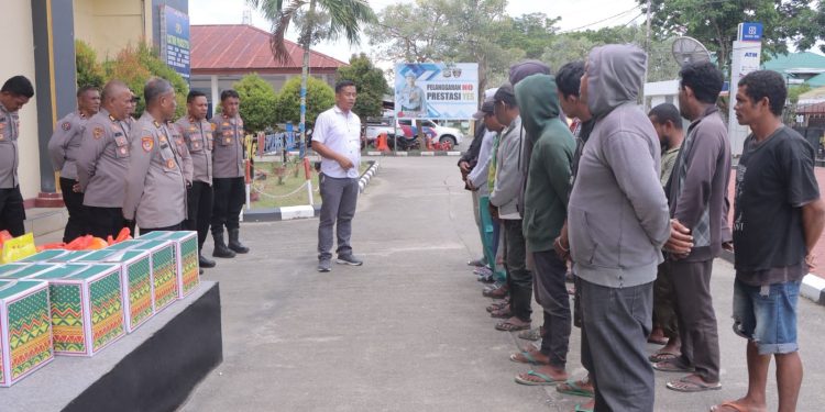 Polres Kepulauan Sula Bagikan Bansos kepada Kelompok Ojek Pangkalan*
