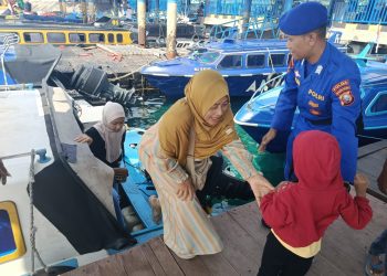 Wujud Kepedulian Polri, Polairud Polda Malut Bantu Aktivitas Warga di Pelabuhan Mangga Dua
