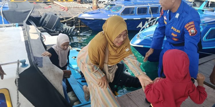 Wujud Kepedulian Polri, Polairud Polda Malut Bantu Aktivitas Warga di Pelabuhan Mangga Dua
