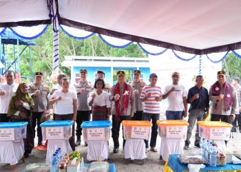 Wakapolri Bersama Perwakilan Akpol ’90 Dhira Brata Resmikan Sumur Bor dan Serahkan Bantuan untuk Pengungsi Lewotobi di Huntara II Konga