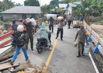 Jaga Sula – Polres Kepulauan Sula, Sat Brimob Kompi I Yon C Pelopor, dan Warga Desa Bega Gotong Royong Bangun Jembatan Darurat
