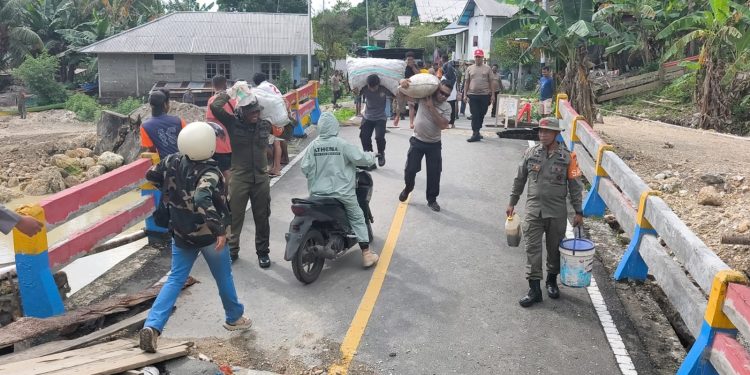 Jaga Sula – Polres Kepulauan Sula, Sat Brimob Kompi I Yon C Pelopor, dan Warga Desa Bega Gotong Royong Bangun Jembatan Darurat