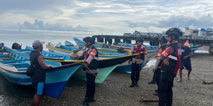 Jaga Sula – Sat Samapta Polres Kepulauan Sula Patroli Dialogis di Pelabuhan Semut dan Kota Sanana