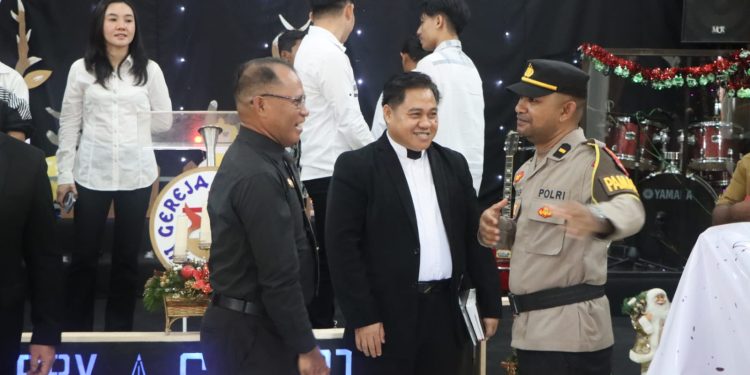 Jaga Sula – Polisi Hadir Berikan Rasa Aman dalam Ibadah Minggu Jemaat Gereja Bethel Fagudu